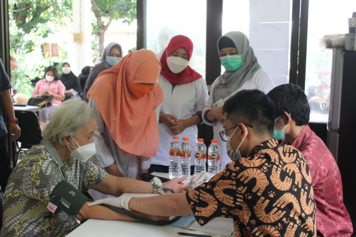 Pimpinan DPRD Surabaya semangati lansia saat vaksinasi booster