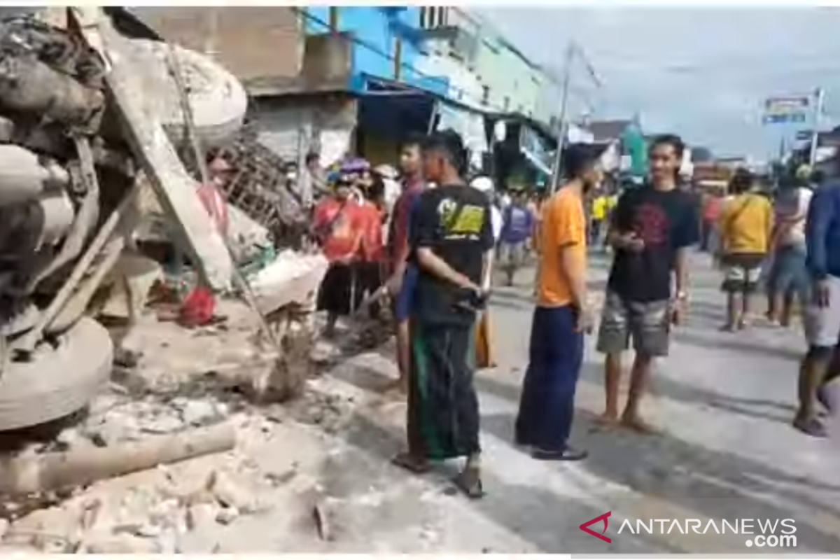 Truk gandeng rem blong tabrak kendaraan dan rumah di Sempolan Jember, tiga orang terluka