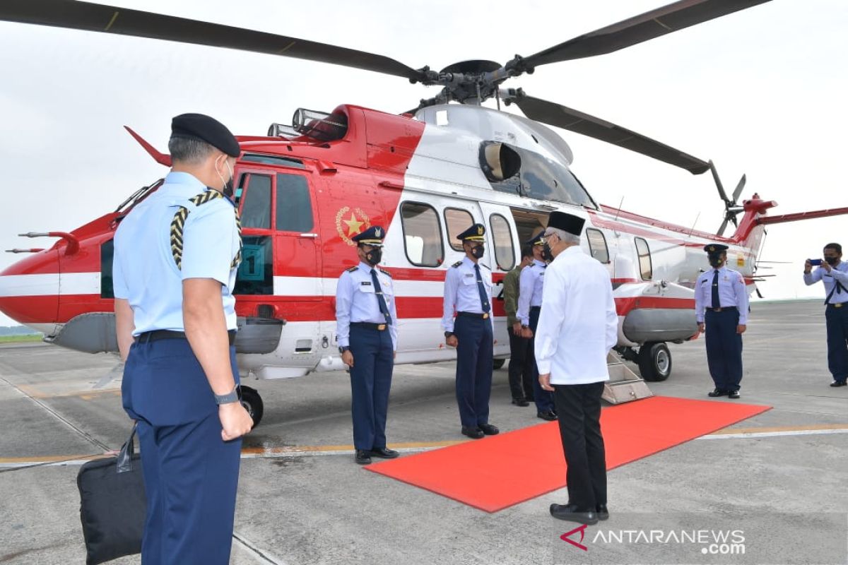 VP visits temporary housing site built for Mount Semeru victims