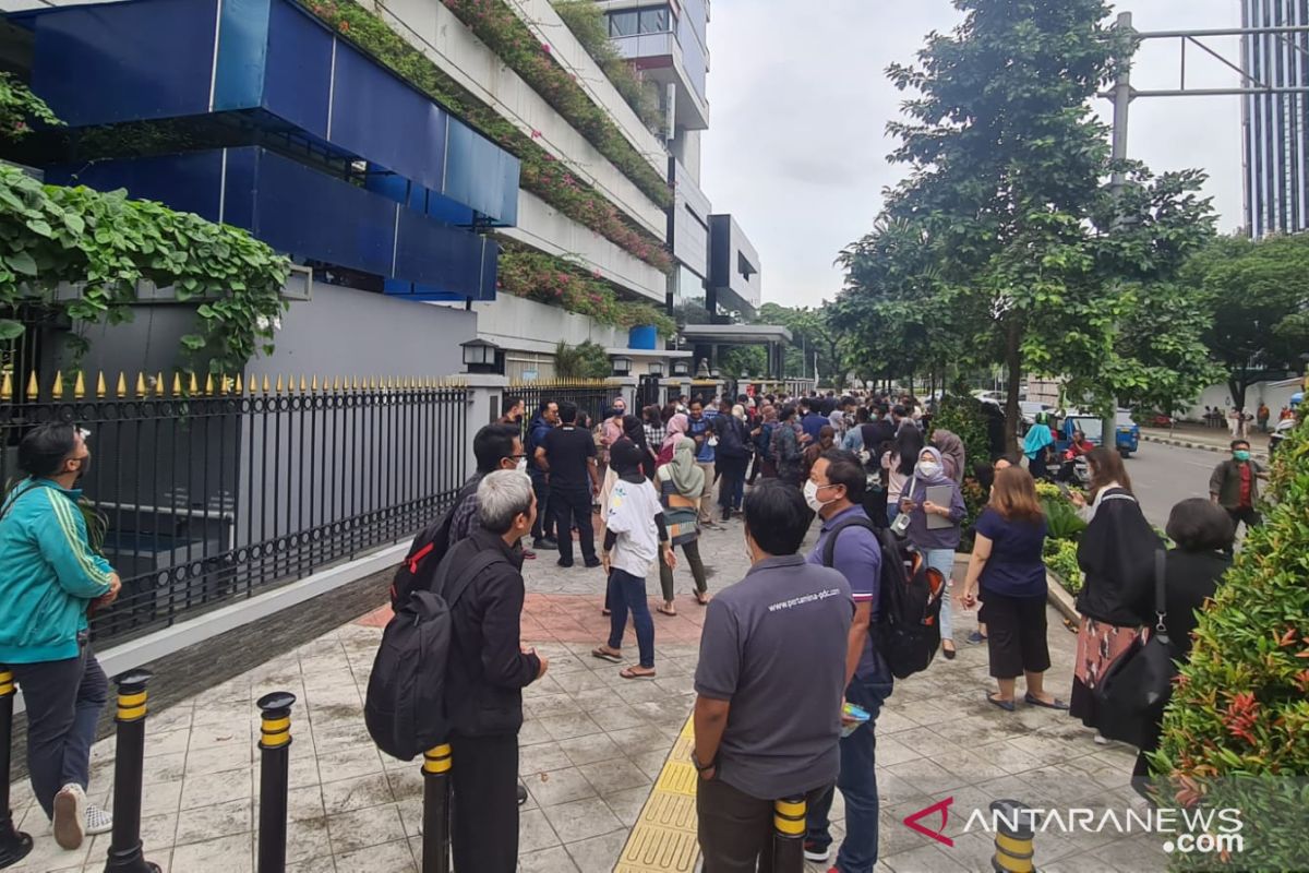 Karyawan di Gedung Wisma Antara Jakarta berhamburan keluar saat gempa 6,7