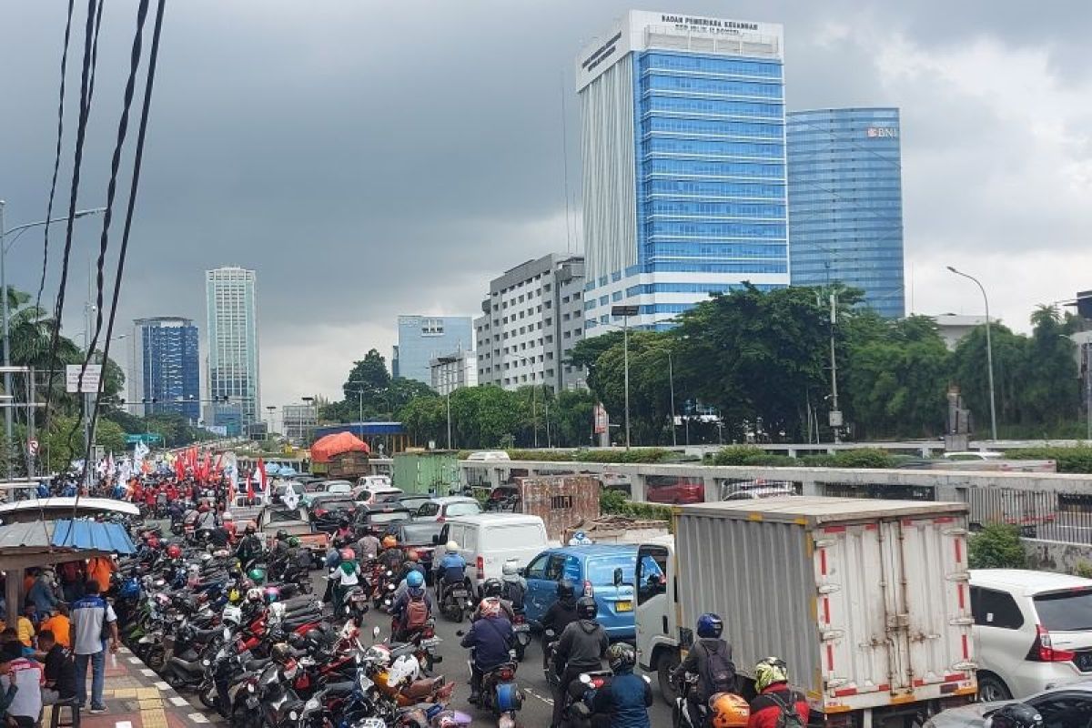 Buruh demo, jalan di depan Gedung DPR RI tersendat hingga 1 kilometer