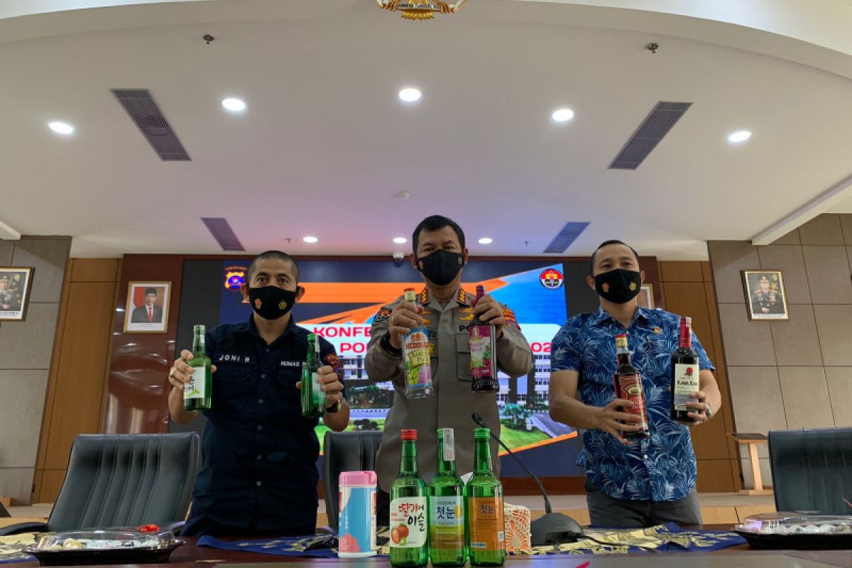 Polda Sumbar ungkap peredaran ribuan botol minuman beralkohol di salah satu kafe di Padang