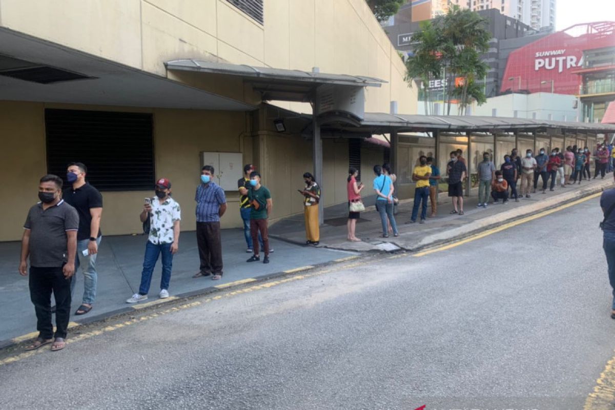 Warga Malaysia antusias antri vaksinasi massal booster di Kuala Lumpur