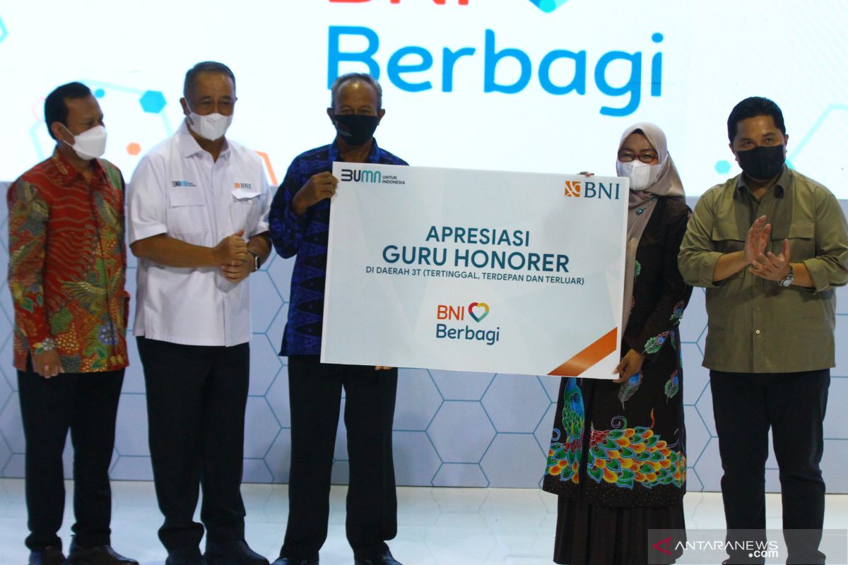 Apresiasi BUMN dari BNI serahkan tabungan untuk guru honorer