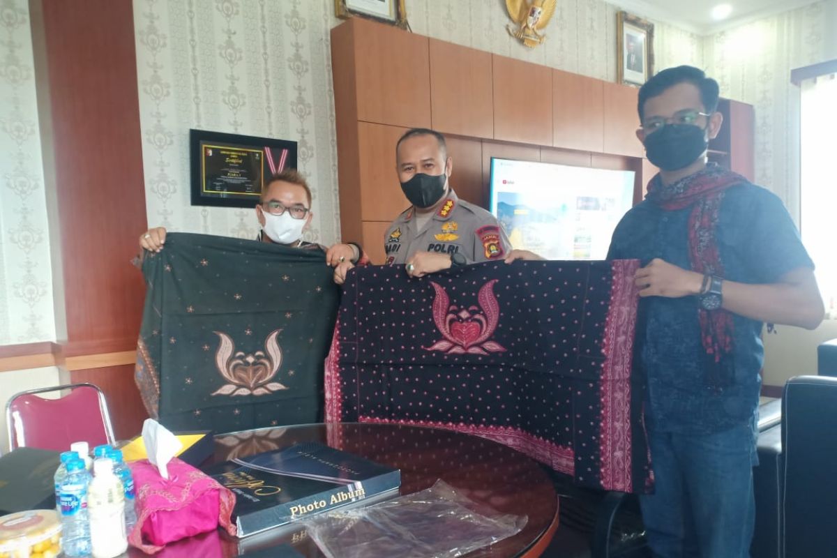 Perajin batik Jambi buat motif teratai khas Brimob