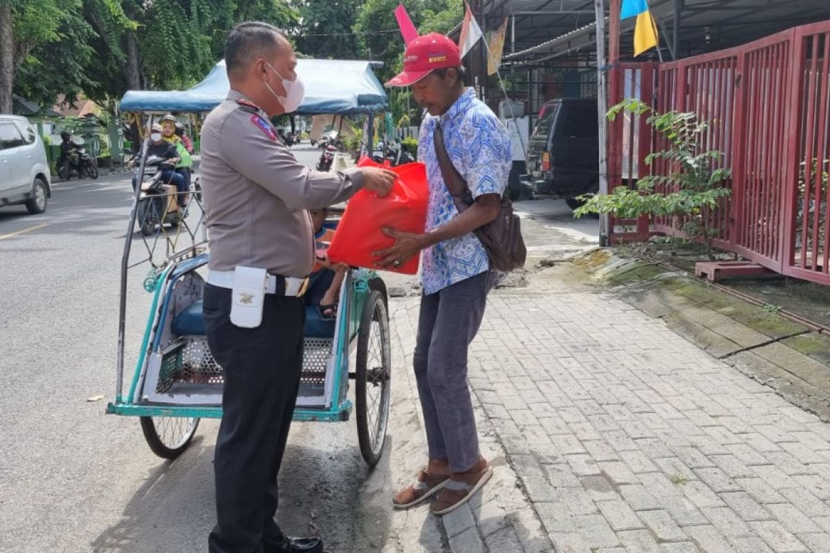 Jumat Berkah, Satlantas Polres Sumbawa Bagikan Sembako Kepada Warga