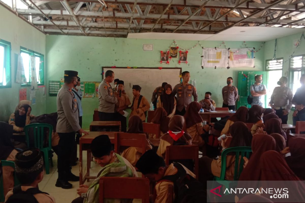 Tim gabungan di Bangka Barat gencarkan vaksin di sekolah