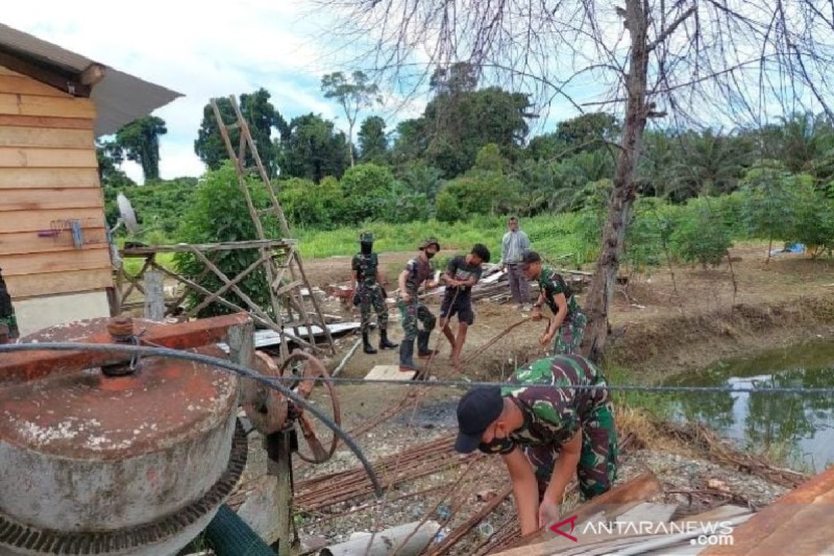 Soldiers help locals near Indonesia-PNG border build a mosque