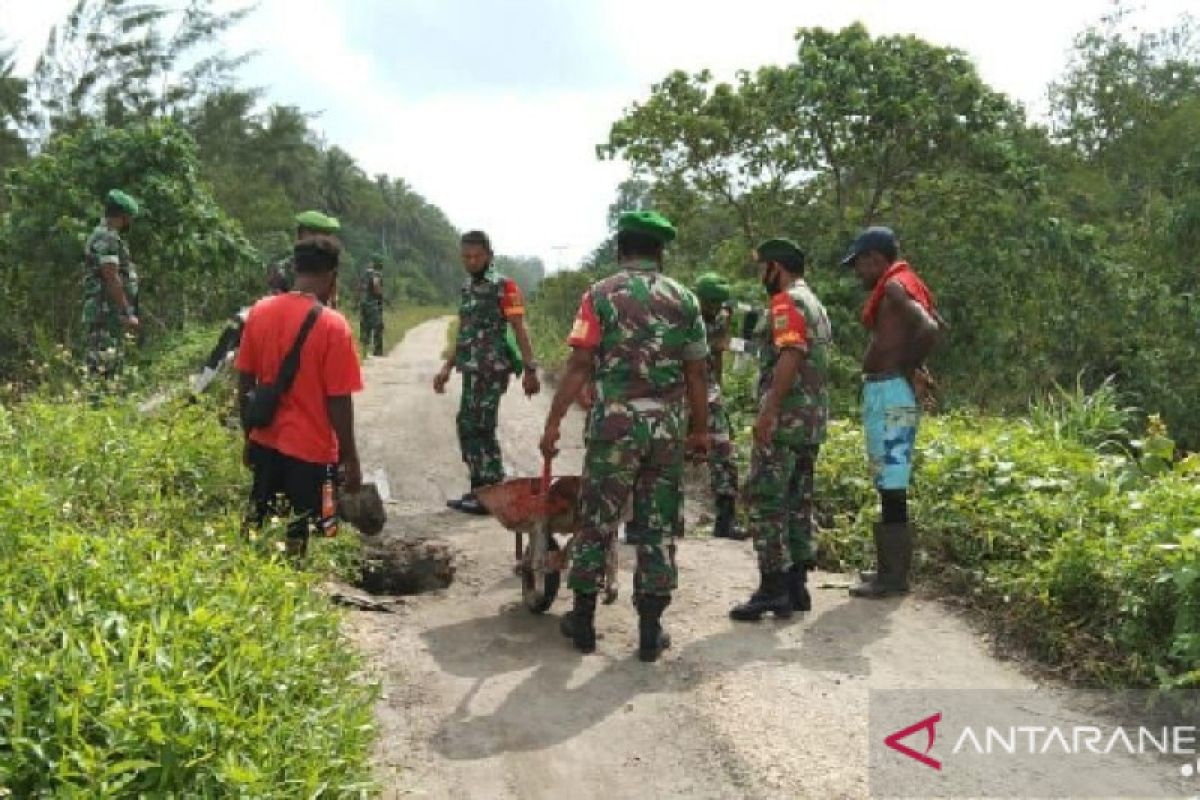 TNI bersama warga perbaiki jembatan kampung Wari Sarmi