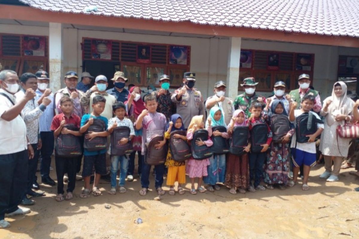 Pemkab Palas bantu ratusan siswa SD anak korban banjir bandang