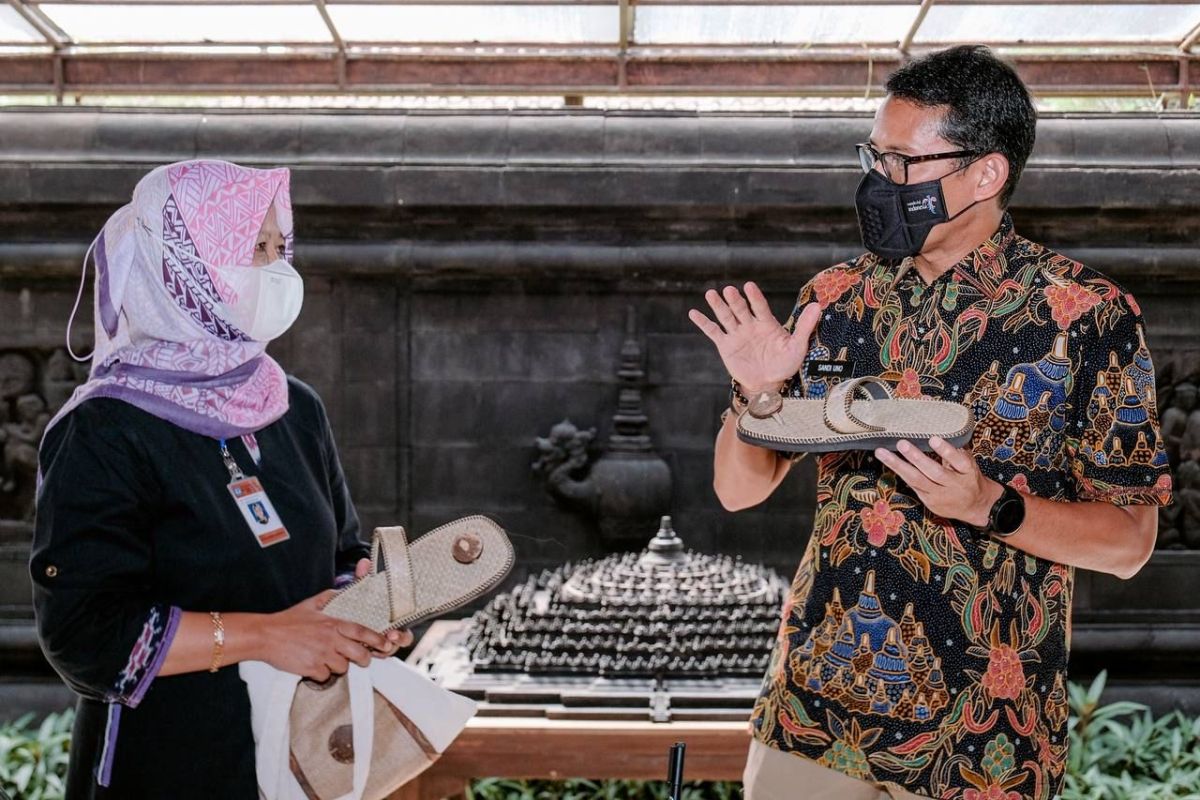Sandiaga Uno: Sandal khusus untuk wisatawan ke Candi Borobudur akan diproduksi