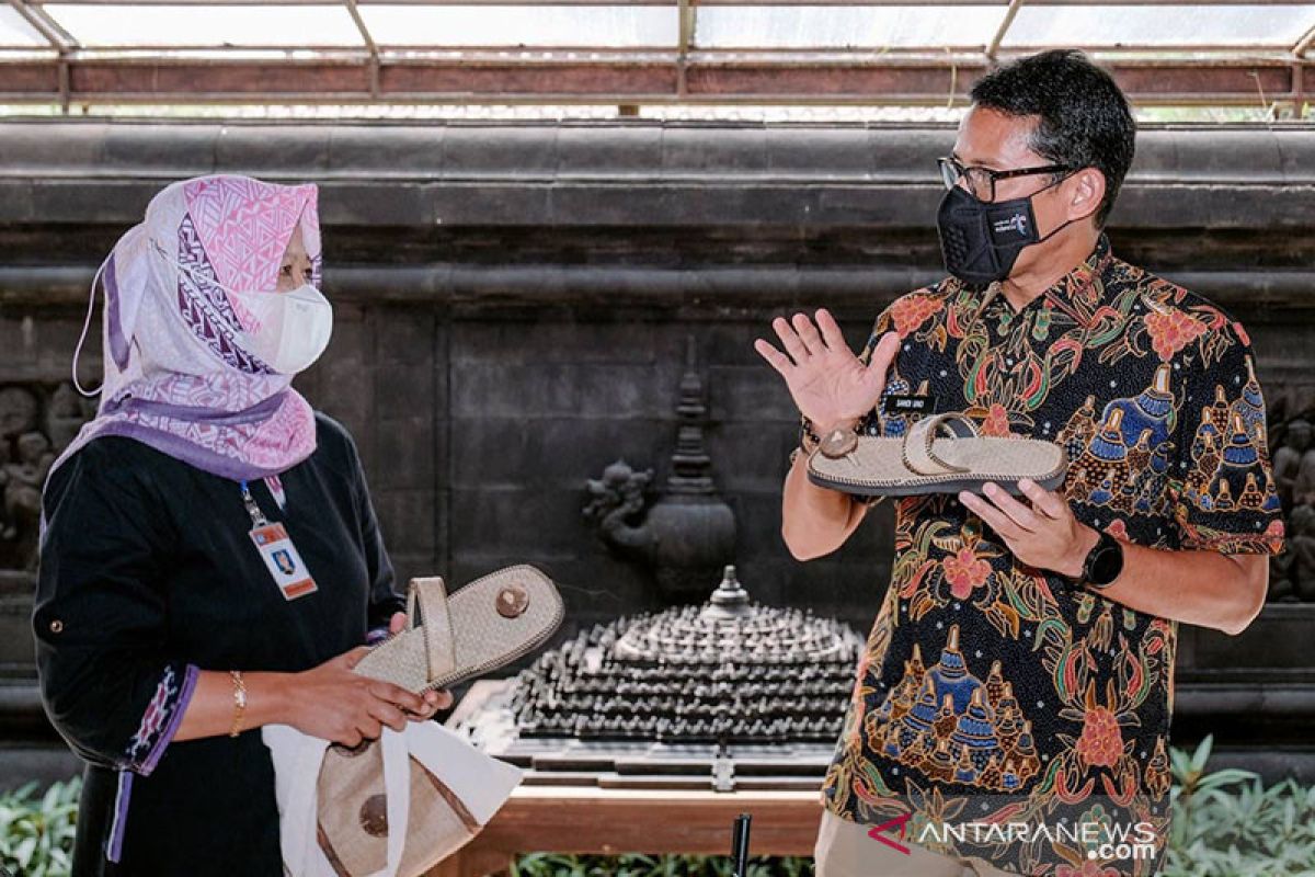 Sandiaga: Sandal khusus wisatawan naik Candi Borobudur akan diproduksi