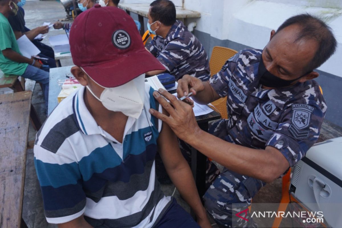 Lantamal IX intensif laksanakan vaksinasi di Maluku Tengah, dorong target capaian