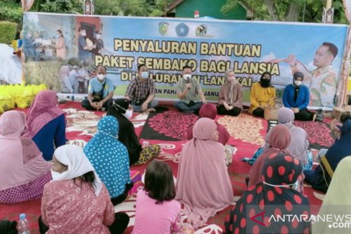 Wali Kota serahkan 140 paket sembako untuk lansia terdampak COVID-19