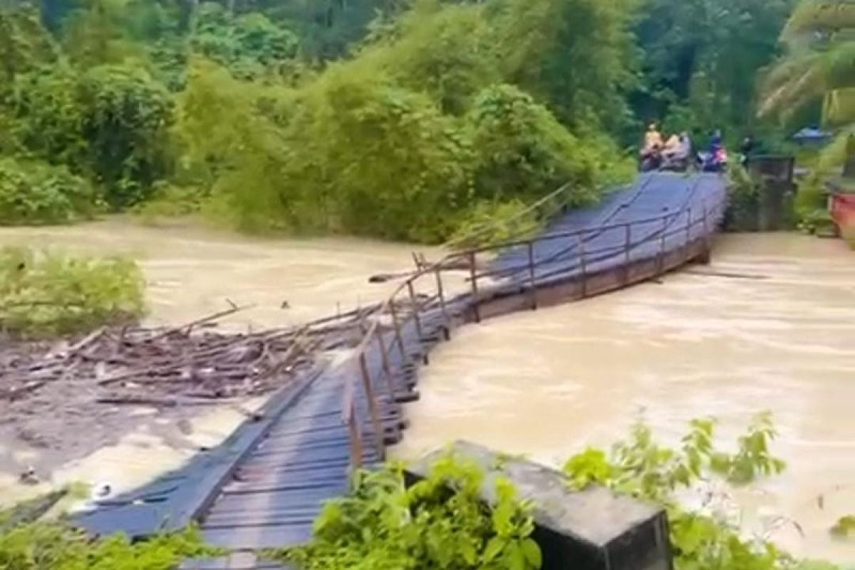 Sebelas jembatan rusak parah akibat banjir di Aceh Timur