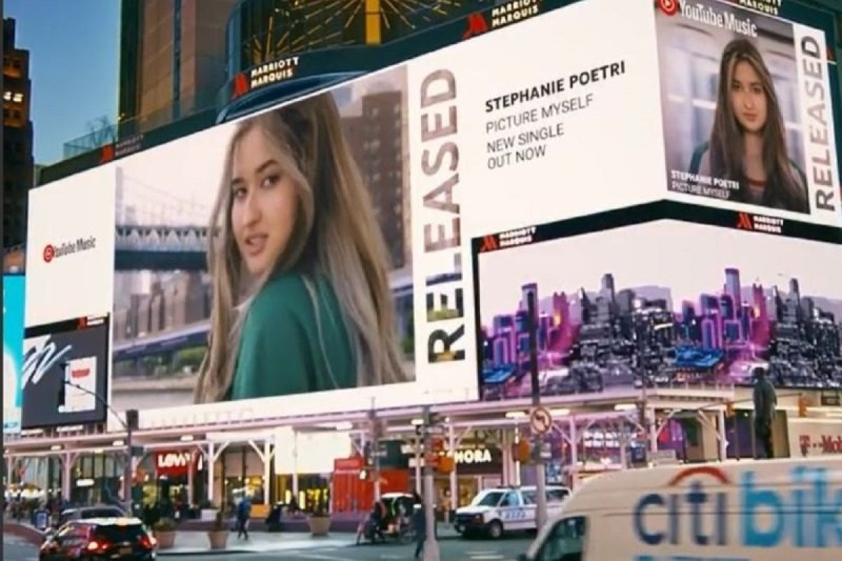 Stephanie Poetri "Picture Myself" tampil di Billboard New York Times Square