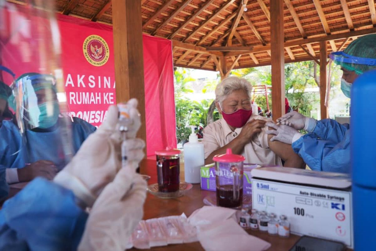 Indonesia's booster shot drive prioritizes elderly