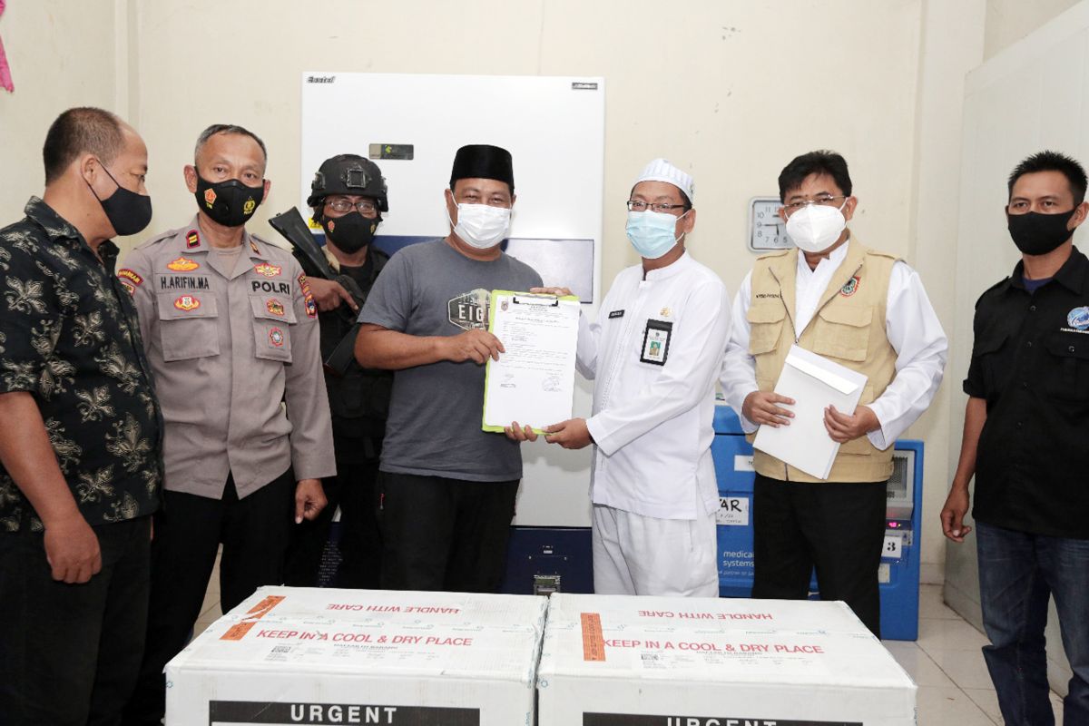 Governor hands over 112,000 vials of vaccine to Tanah Bumbu, Tapin