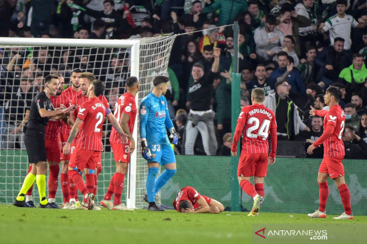 Liga Spanyol: Laga Sevilla vs Betis ditunda usai kepala Jordan kena lempar suporter