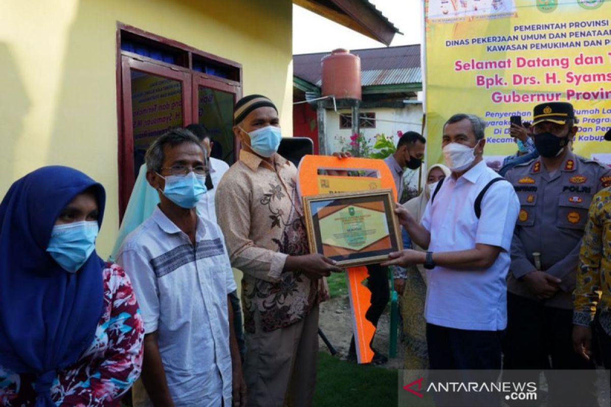 Gubernur Riau Syamsuar serahkan 12 unit Rumah Layak Huni  di Rokan Hulu