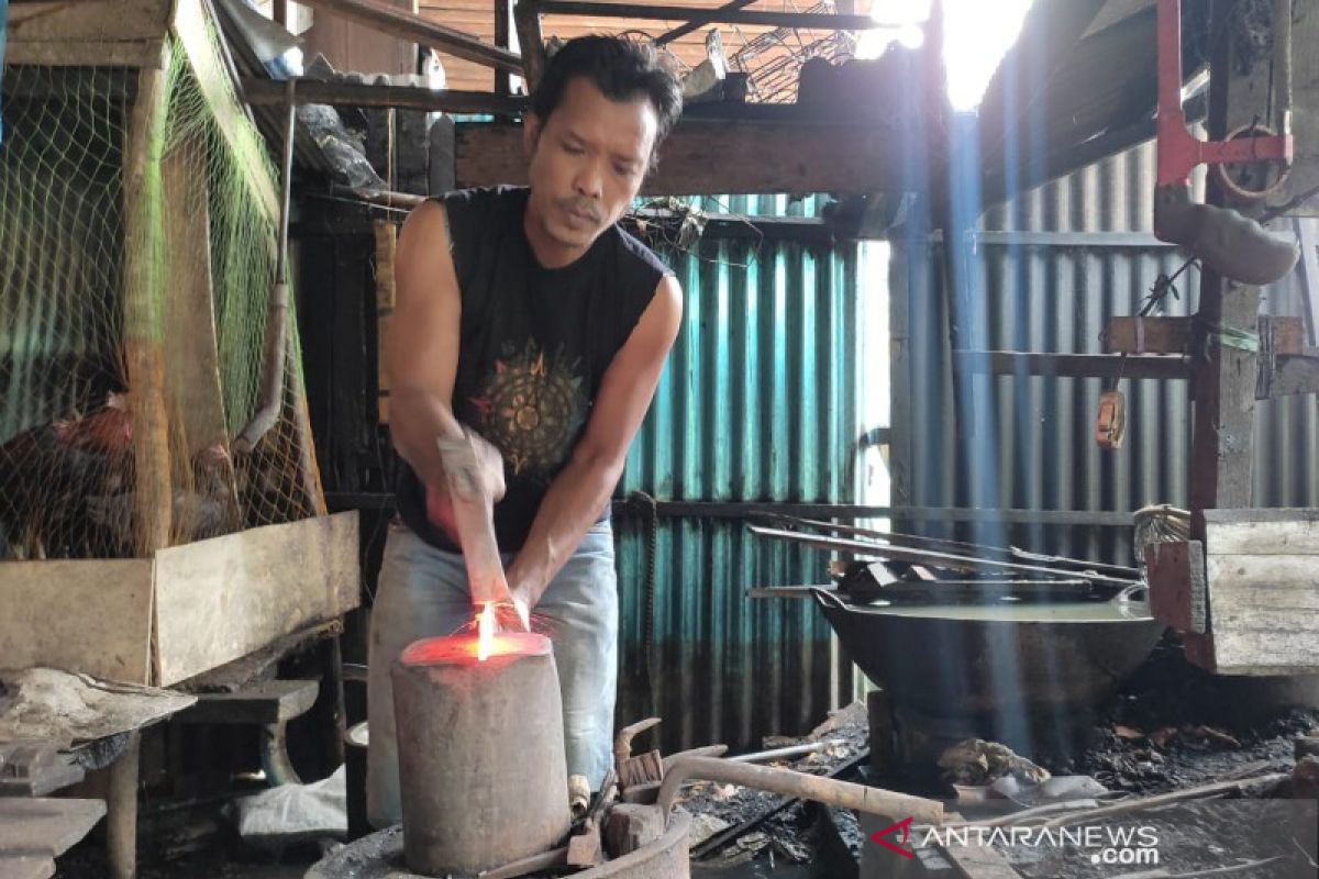 Pengrajin pandai besi semakin langka