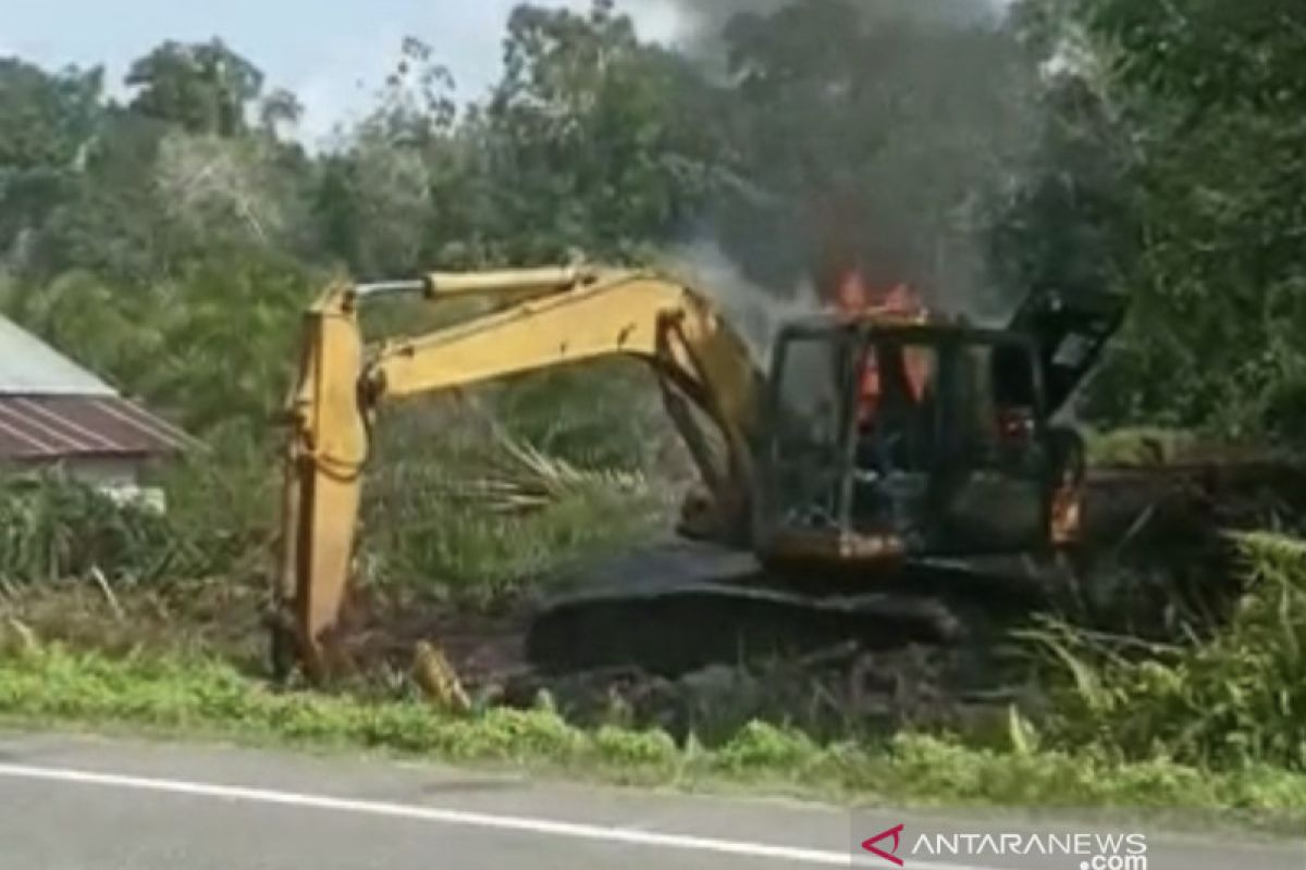 Sebuah alat berat terbakar di Aceh Barat, begini kata polisi