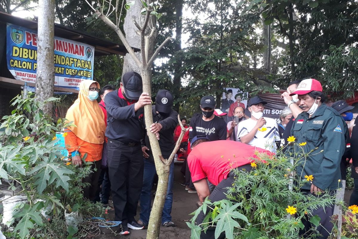 PDIP Kabupaten Kediri gandeng relawan tanam pohon demi jaga sumber air