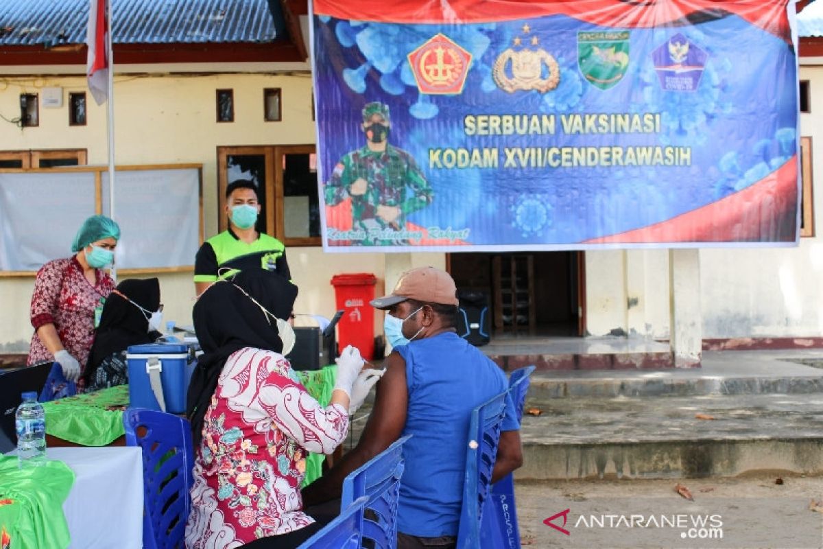 Kesdam XVII/Cenderawasih vaksin 25 warga Pulau Kosong-Kayo Pulau Jayapura