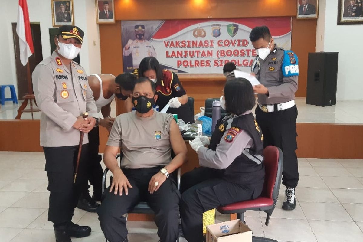 Polres sibolga  beri  vaksin penguat ke 152 personel