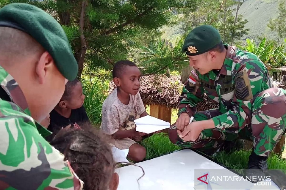 Satgas Yonif 412 berbagi keceriaan dengan anak Papua di Lanny Jaya