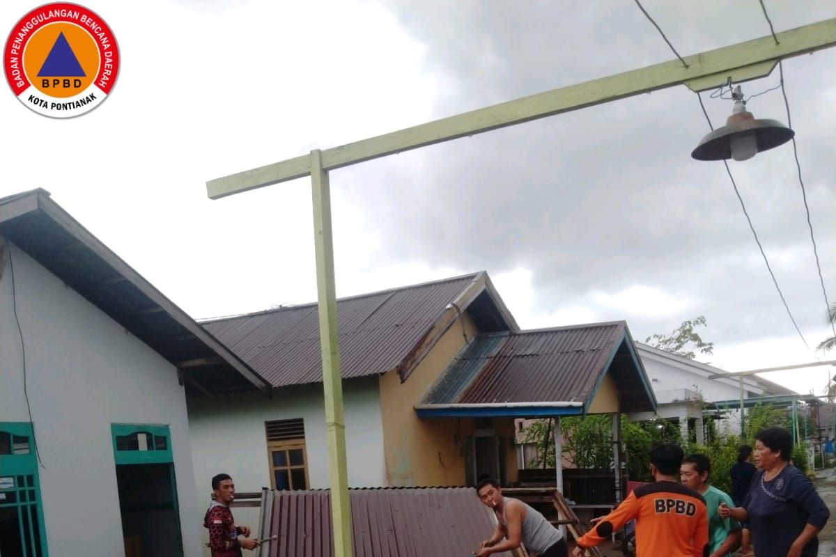 Puluhan rumah di Pontianak rusak akibat diterjang angin puting beliung