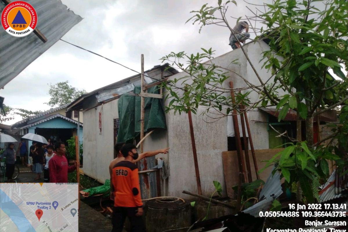 BPBD: tercatat 20 rumah di Pontianak rusak diterjang angin puting-beliung