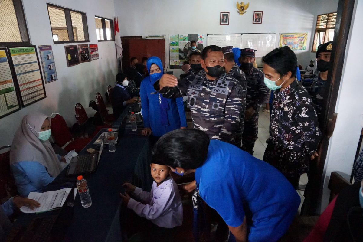 Kasal tinjau vaksinasi COVID-19 anak di Madiun