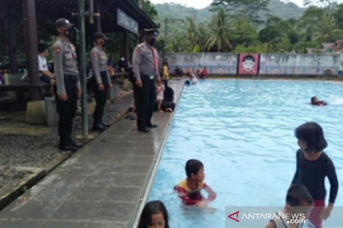 Polisi sisir pelanggar prokes COVID-19 di objek wisata Kota Sukabumi