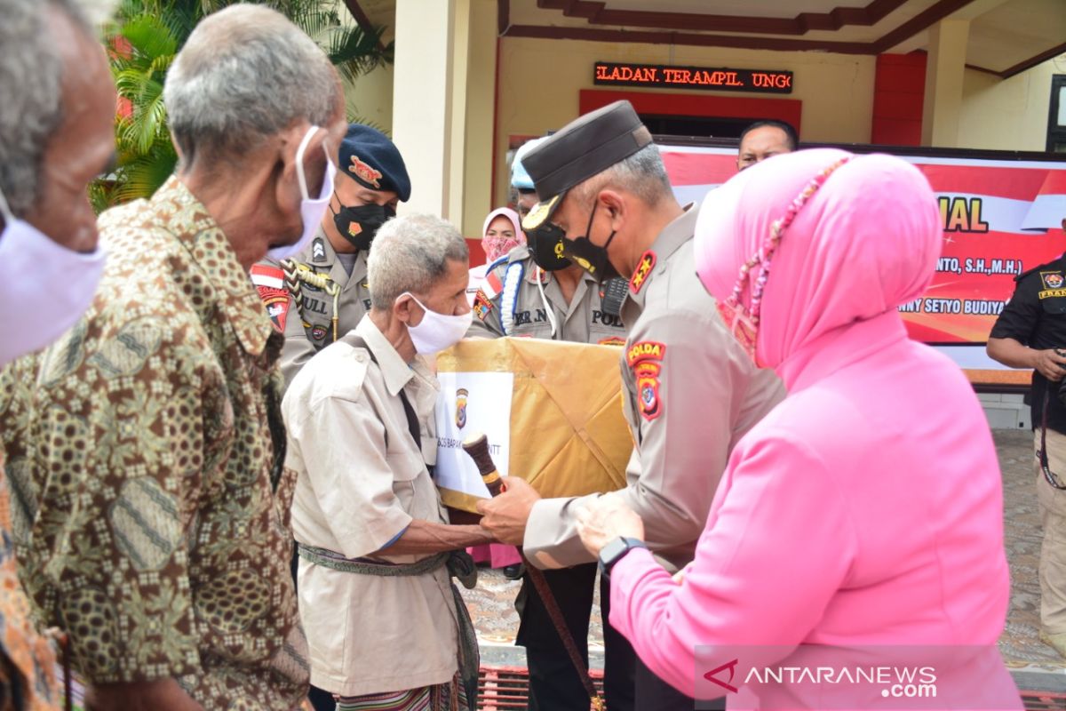 Kapolda NTT berikan bantuan sembako ke warga daerah perbatasan