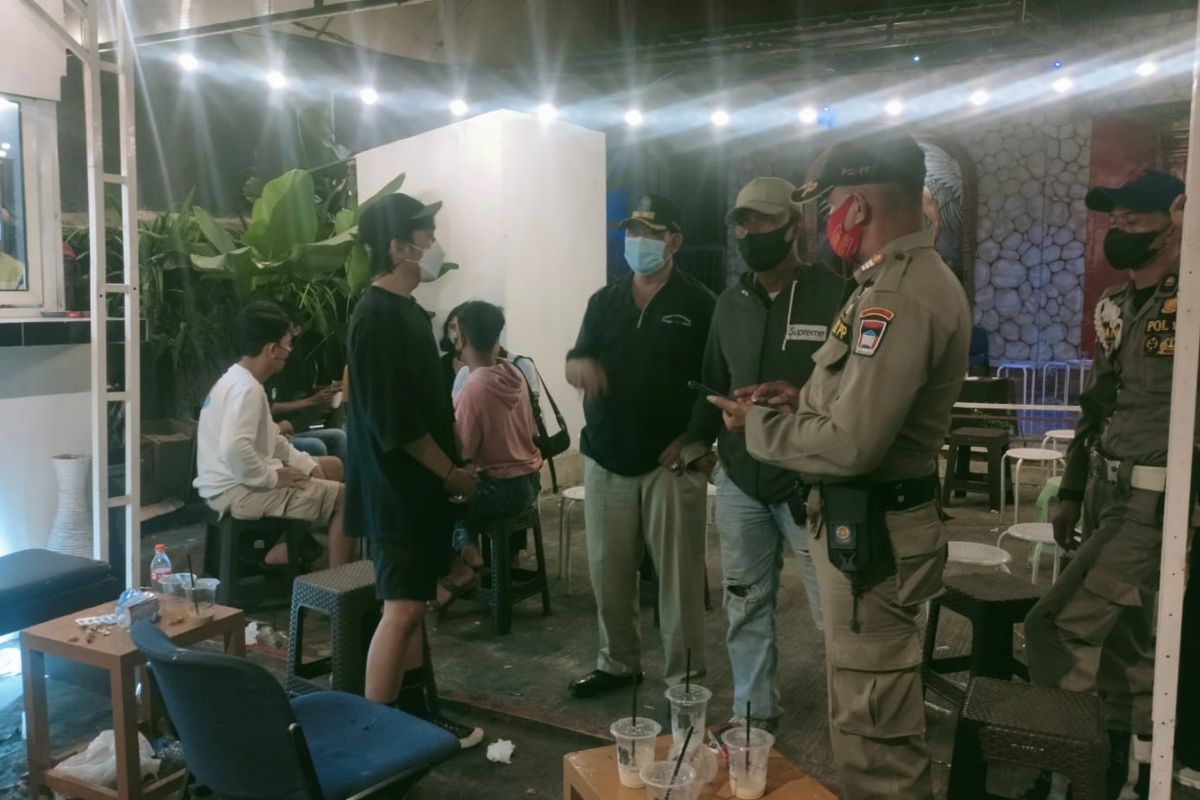 Satpol PP nilai sejumlah kafe di Padang masih abai protokol kesehatan