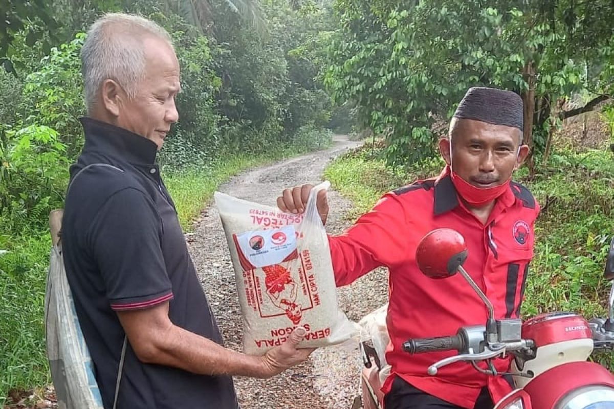 Ketua DPRD Bangka bagikan paket beras sambut Tahun Baru Imlek (Video)