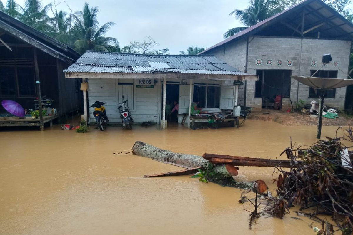 Stasiun Meteorologi Kaltim warga diimbau waspada dampak hujan petir