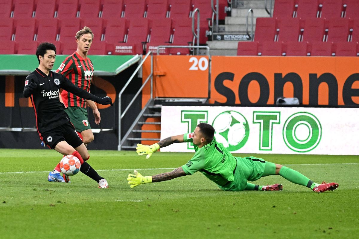 Eintracht ditahan imbang 1-1 oleh Augsburg sehingga sudah dua kali tanpa kemenangan