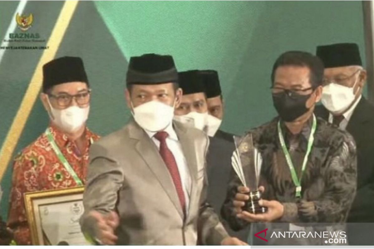 Gubernur Kaltim terima penghargaan dari Baznas