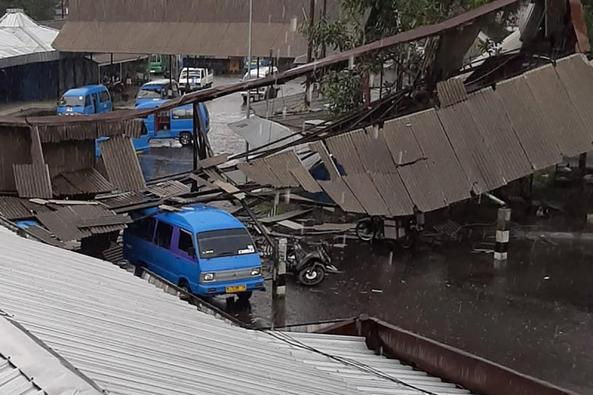 Hujan deras atap bangunan Terminal Arjosari Malang ambruk