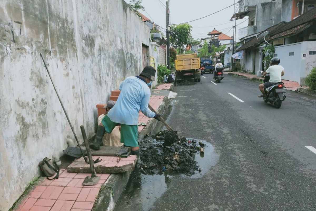 PUPR Denpasar gencar bersihkan saluran air antisipasi banjir