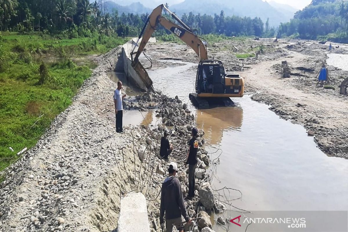 Dek penahan banjir yang roboh di Darussalam dalam proses perbaikan rekanan