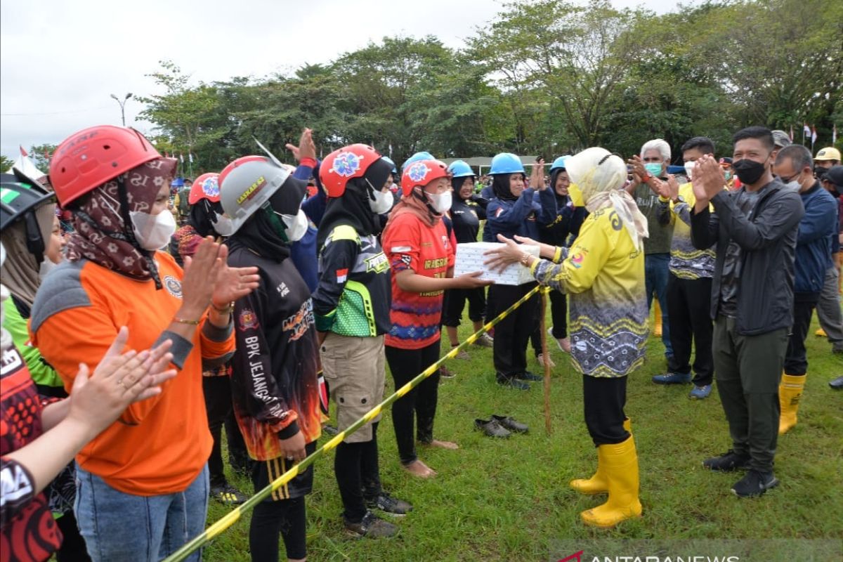 Bupati penuhi janji asuransikan anggota pemadam kebakaran