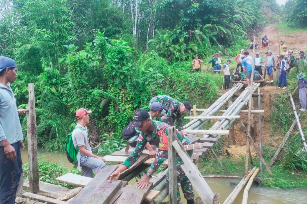 Satgas Pamtas RI bantu perbaiki jembatan warga di Entikong