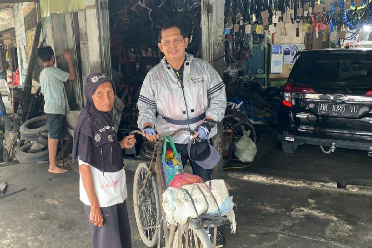 Kapolres Batubara perbaiki sepeda milik janda pencari sisa panen padi