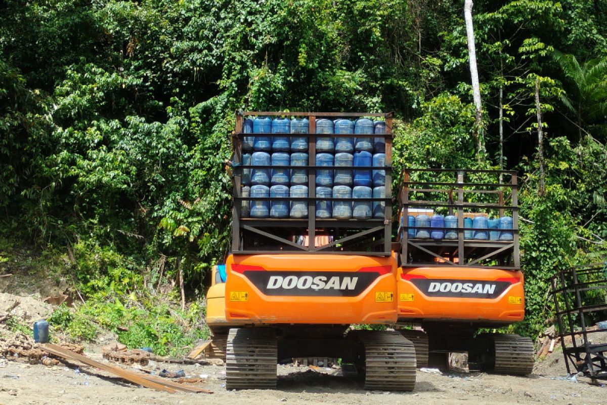 Eskavator dimodifikasi jadi angkutan BBM ke tambang emas ilegal di Manokwari Papua