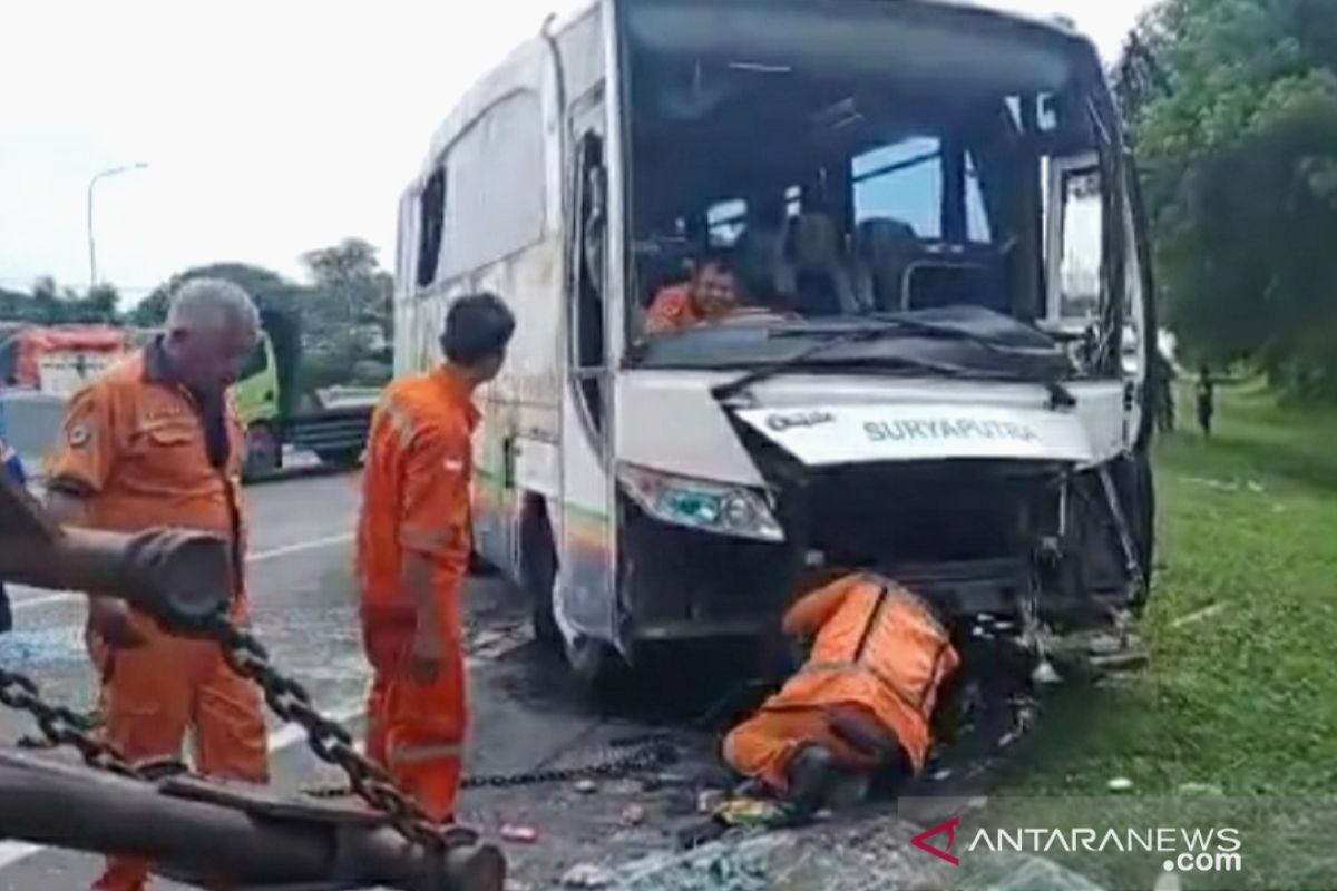 Bus Pariwisata terguling di jalan Tol Jakarta-Cikampek