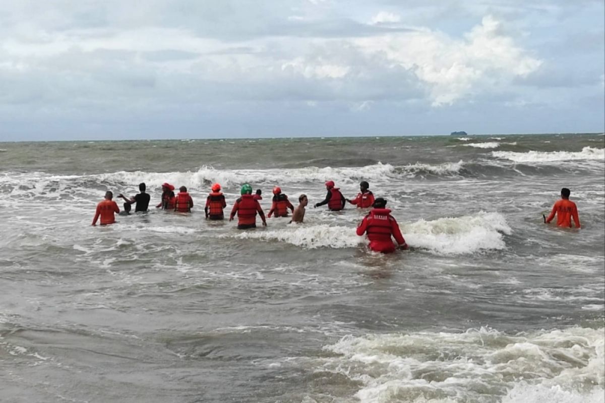Basarnas evakuasi dua jenazah remaja tenggelam di Pantai Angin Mamiri Sulsel