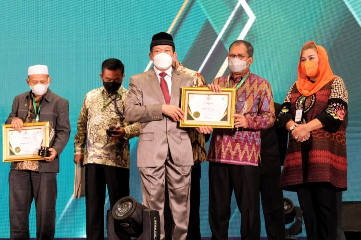 Baznas anugerahi Wali Kota Makassar penghargaan pendukung gerakan zakat